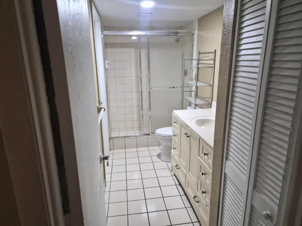 $1,850 | 4166 Inverrary Drive, Unit 403, Lauderhill, FL 33319