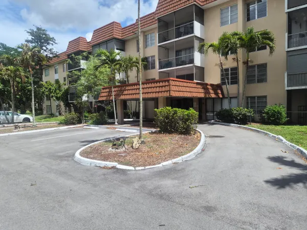 $1,850 | 4166 Inverrary Drive, Unit 403, Lauderhill, FL 33319