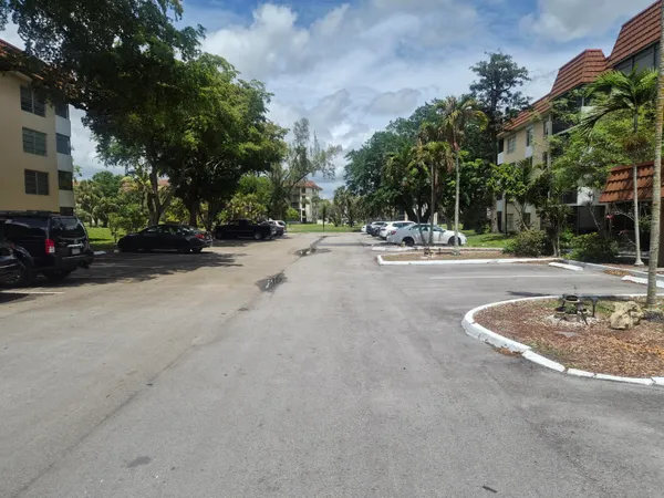 $1,850 | 4166 Inverrary Drive, Unit 403, Lauderhill, FL 33319