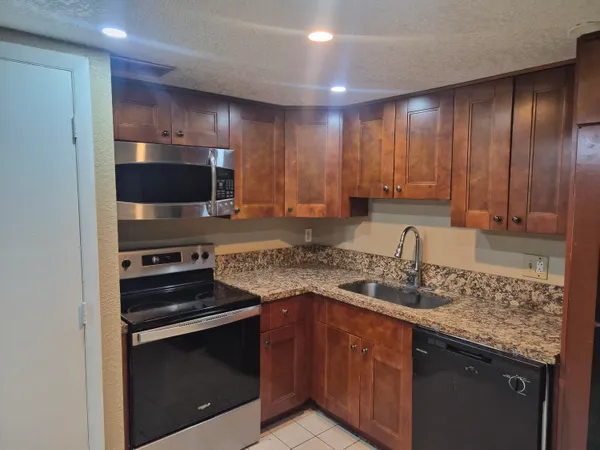 $1,850 | 4166 Inverrary Drive, Unit 403, Lauderhill, FL 33319