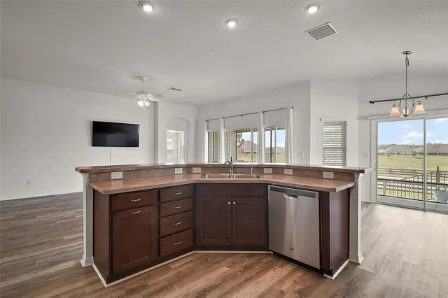 $380,000 | 3315 Dzuro Drive, Oxford, FL 34484