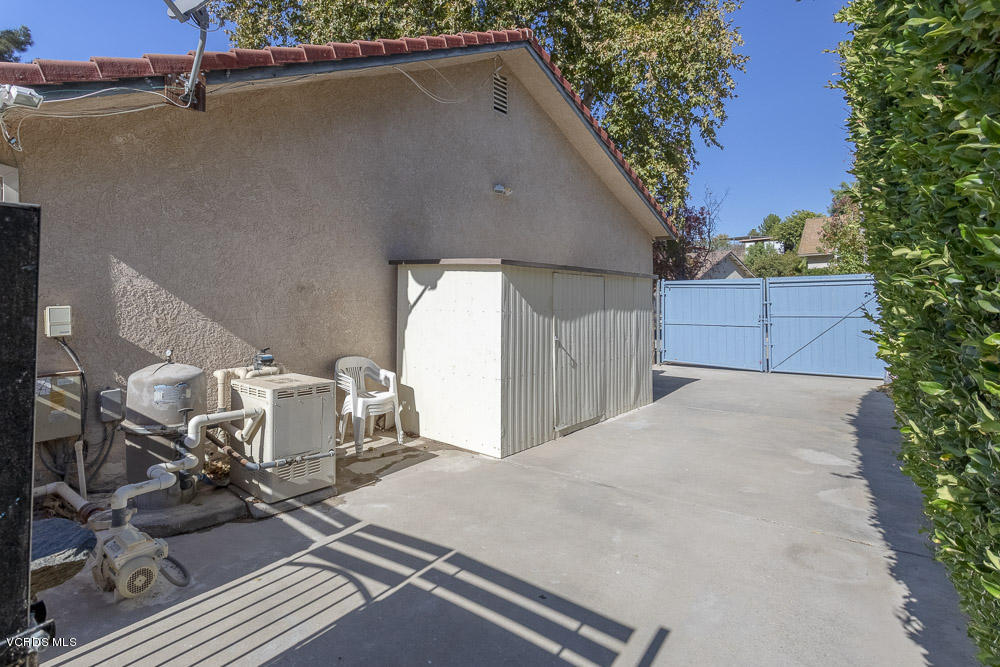1168 Rambling Road Simi Valley, CA 93065 - Photo 31 of 45 a backyard of a house