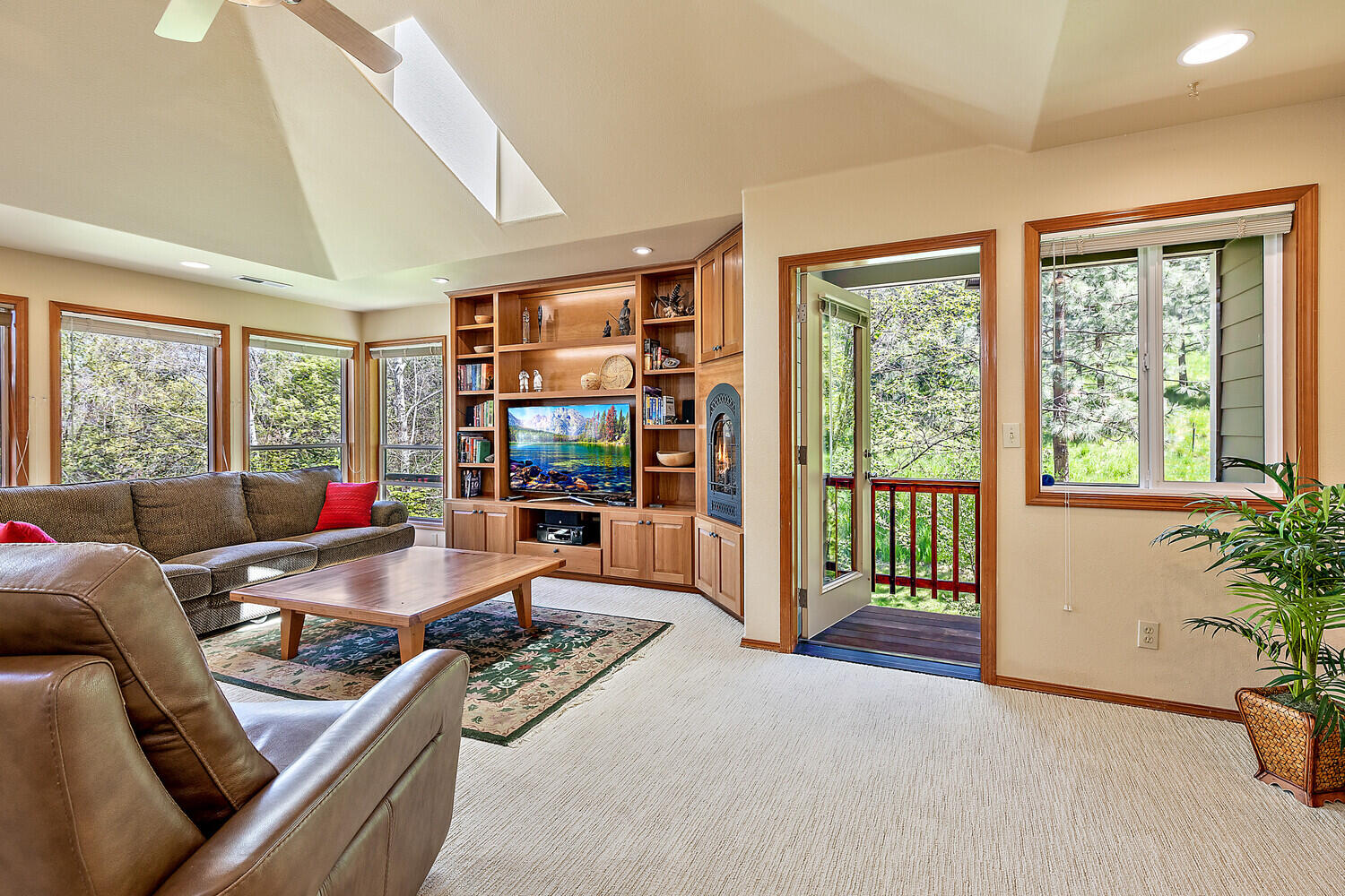 804 Roca Street Ashland, OR 97520 - Photo 18 of 43 Vaulted Living