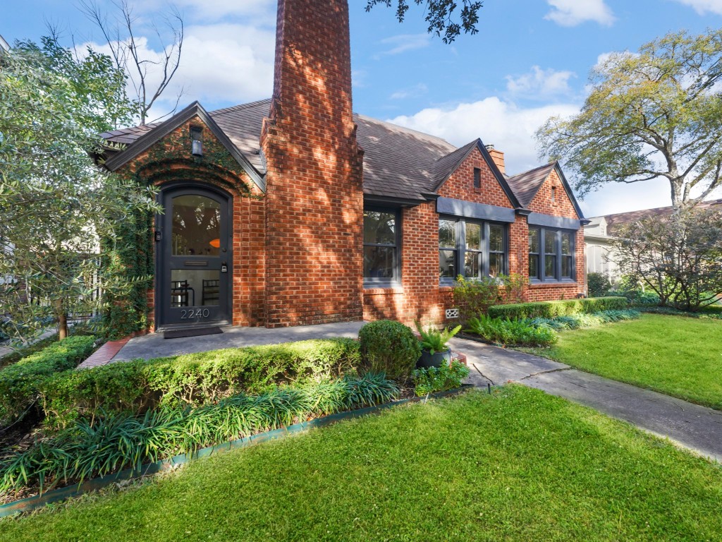 2240 Wroxton Road Houston, TX 77005 - Photo 2 of 11