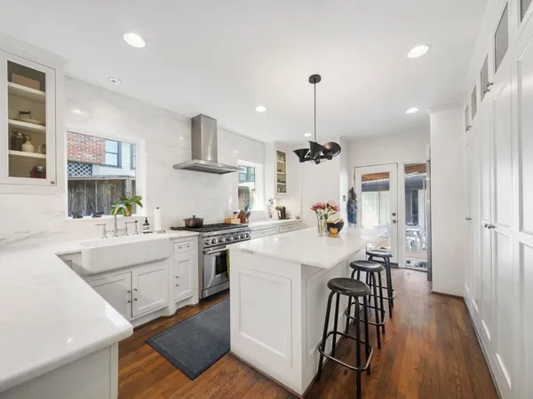 $6,000 | 2240 Wroxton Road, Houston, TX 77005