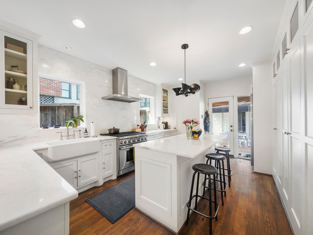 2240 Wroxton Road Houston, TX 77005 - Photo 6 of 11