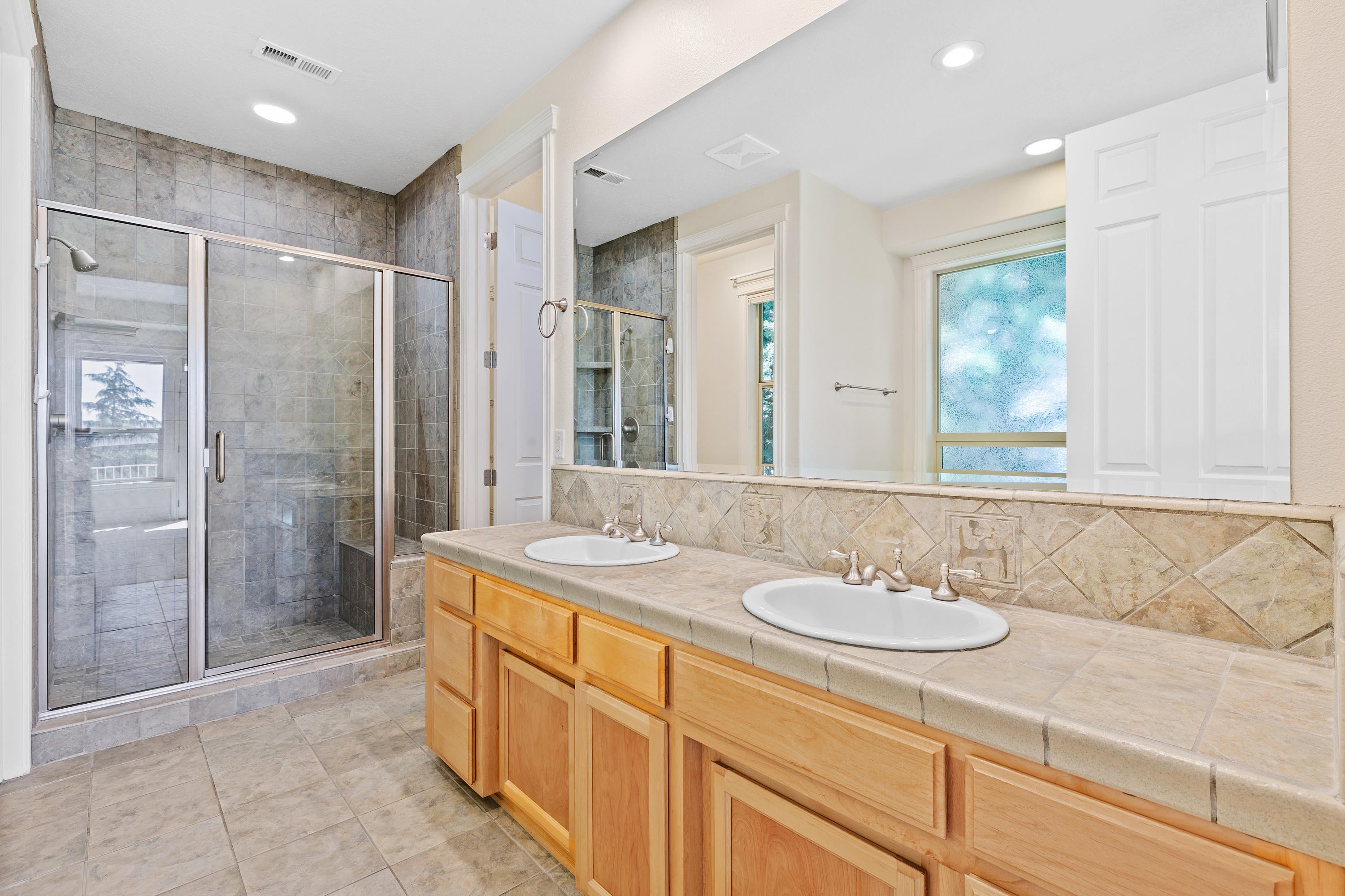 4335-4337 Murryhill Terrace Medford, OR 97504 - Photo 17 of 38 Primary Bathroom #1