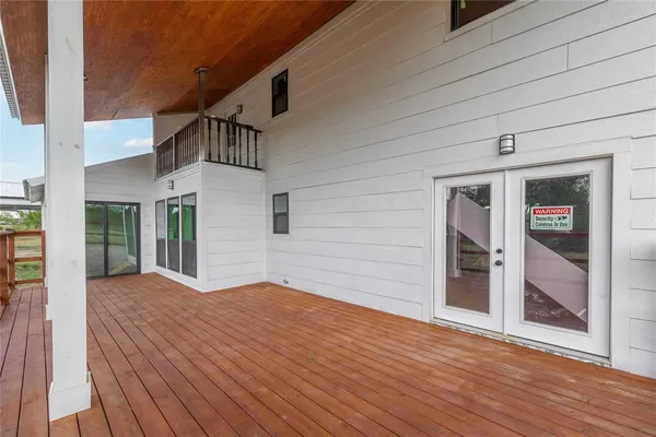 a view of a house with backyard