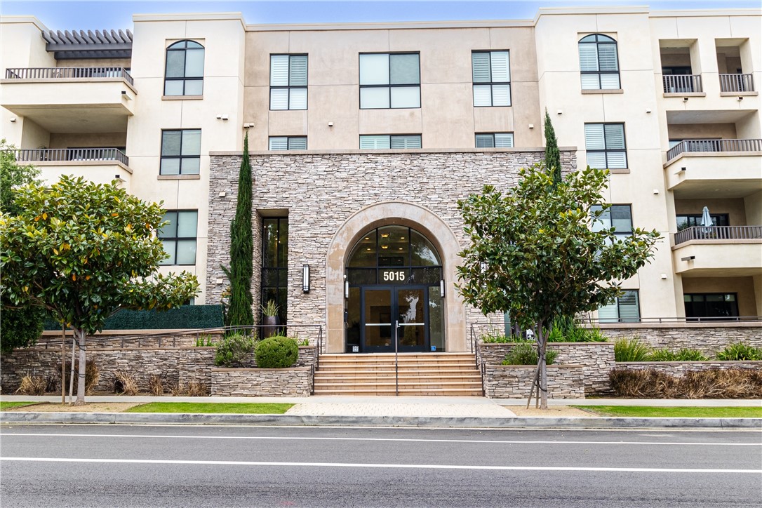 a view of building entrance