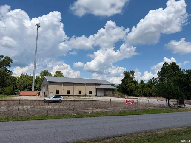 300 Longstreet Road, Marion, IL 62959