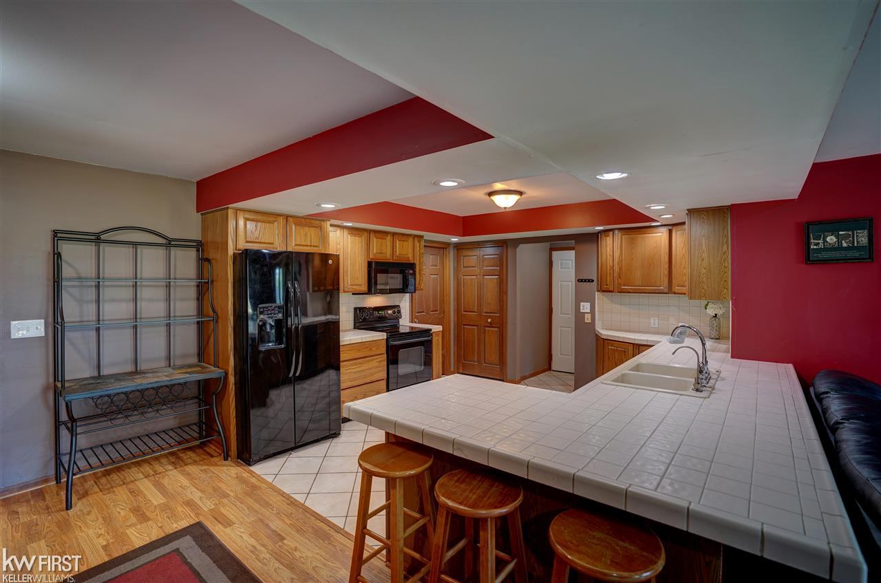 3167 North Oak Road Davison, MI 48423 - Photo 8 of 55 50081716-7.JPG