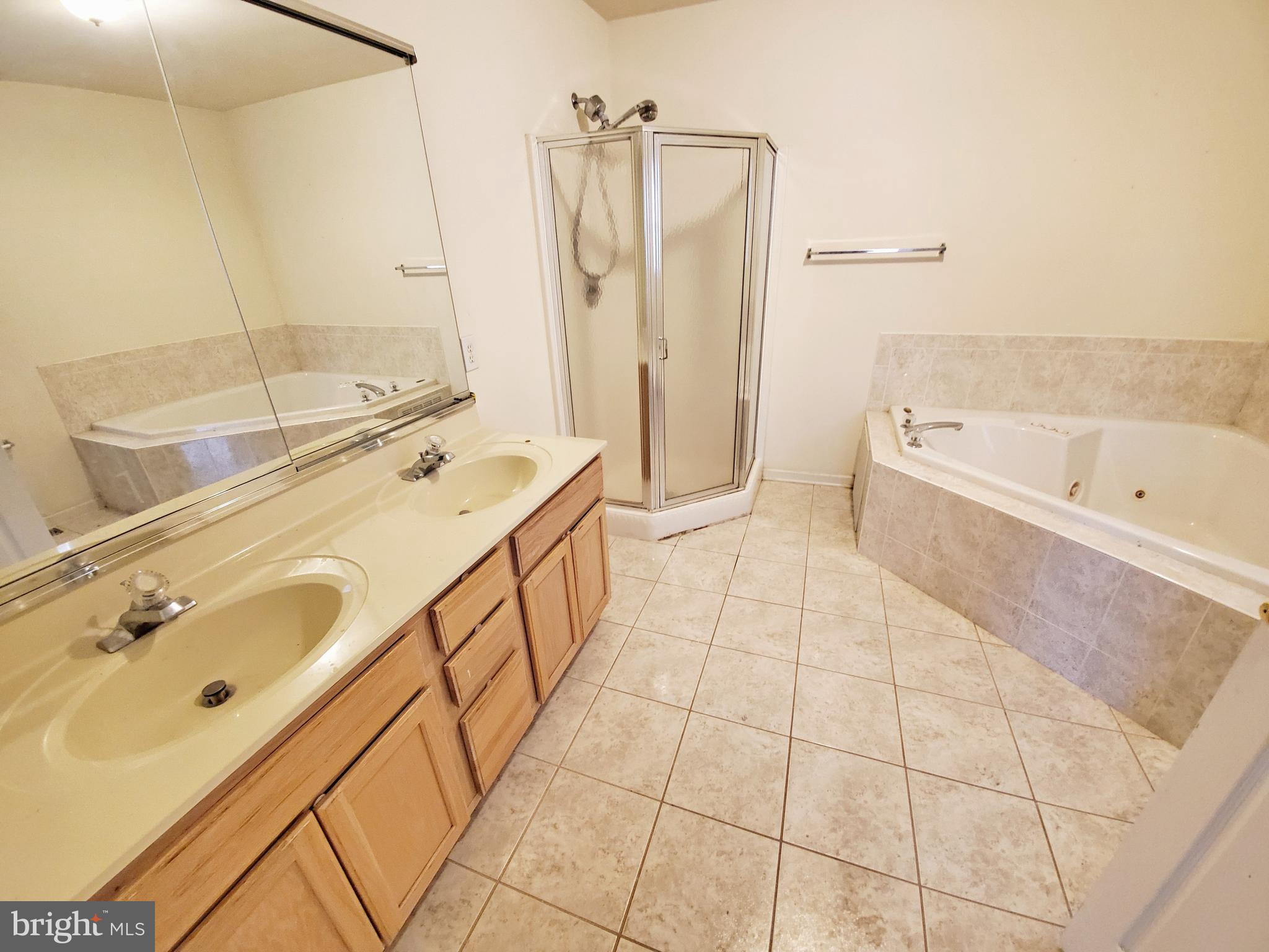 125 Heulings Avenue Riverside, NJ 08075 - Photo 15 of 24 Master Bath suite