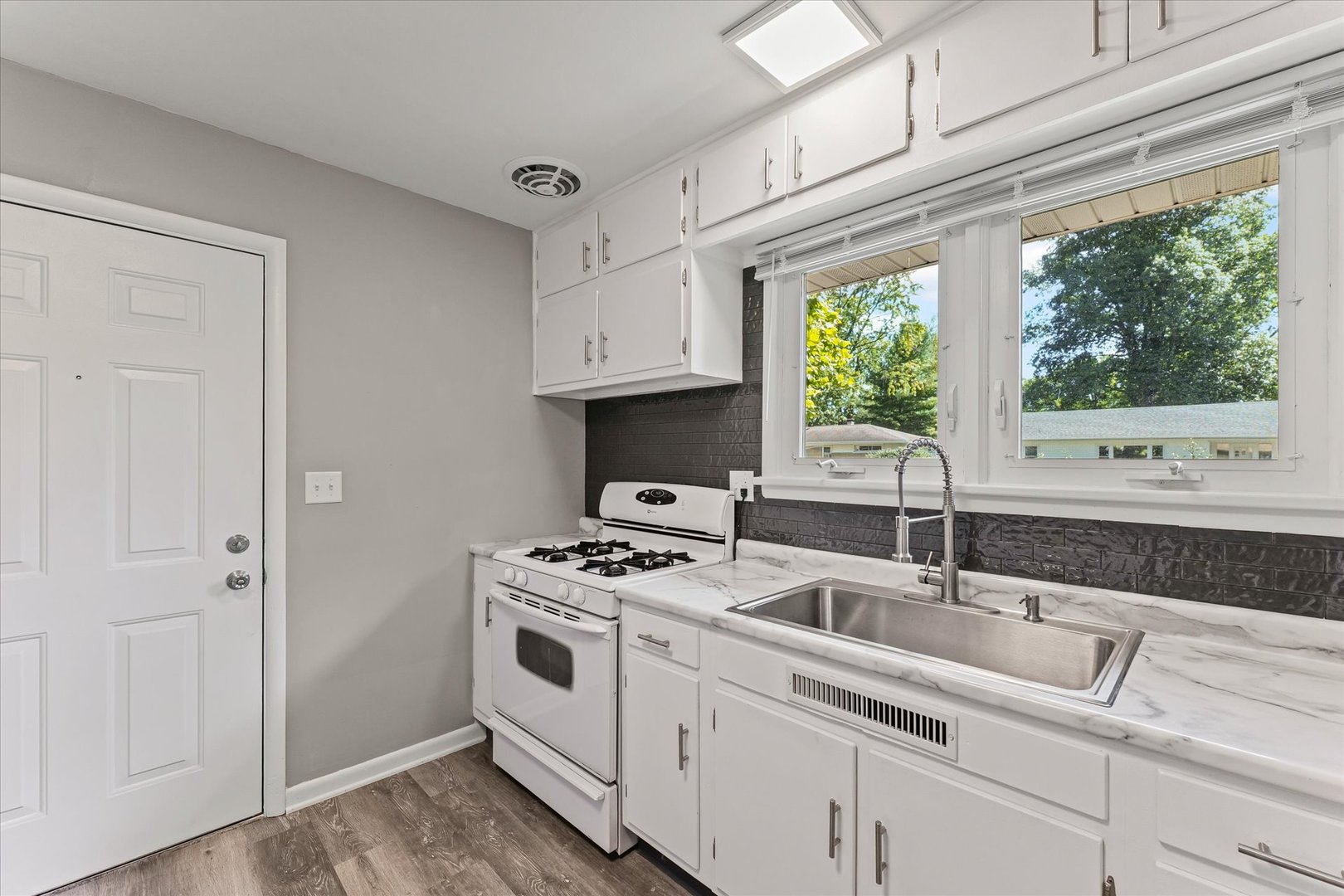 809 South Victor Street Champaign, IL 61821 - Photo 15 of 32 Gallery Image 15