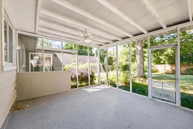 a view of livingroom with furniture