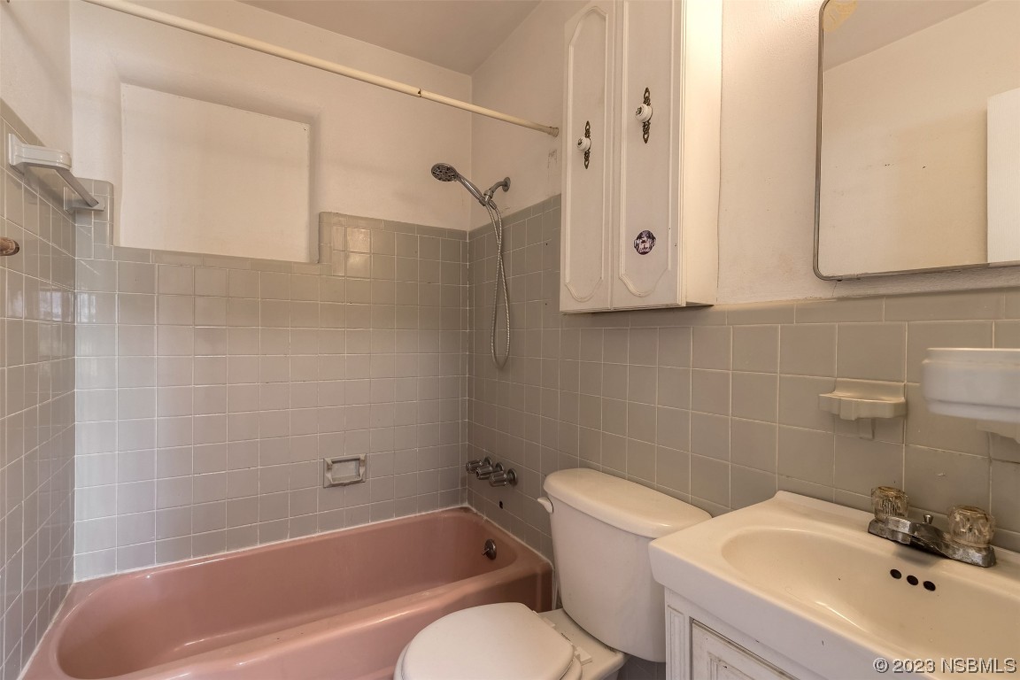 209 Pine Avenue Edgewater, FL 32141 - Photo 13 of 34 a bathroom with a sink a toilet and bathtub