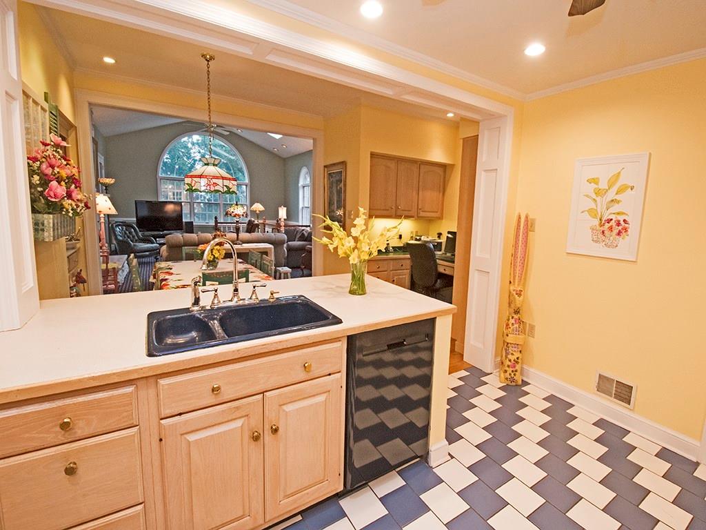 858 Larchmont Road Pittsburgh, PA 15243 - Photo 9 of 25 Gallery Image 9