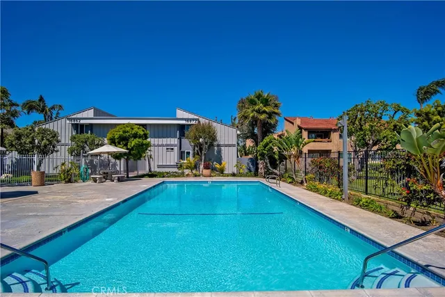 $3,000 | 17082 Pacific Coast Highway, Unit 102, Huntington Beach, CA 92649