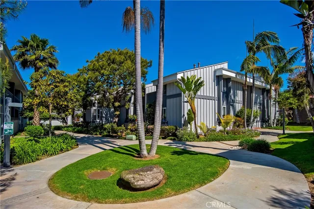 $3,000 | 17082 Pacific Coast Highway, Unit 102, Huntington Beach, CA 92649