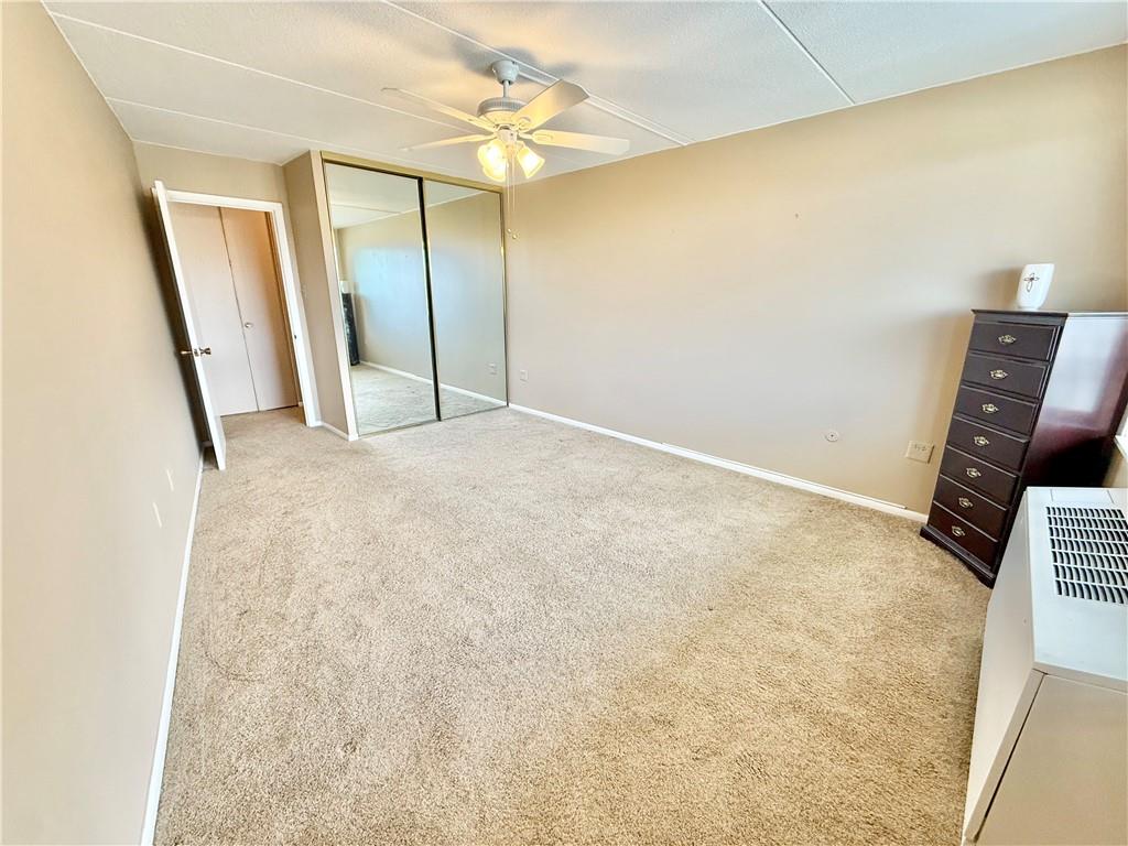 1160 Bower Hill Road, Unit 302C Mt. Lebanon, PA 15243 - Photo 27 of 39 en empty room with a mirror