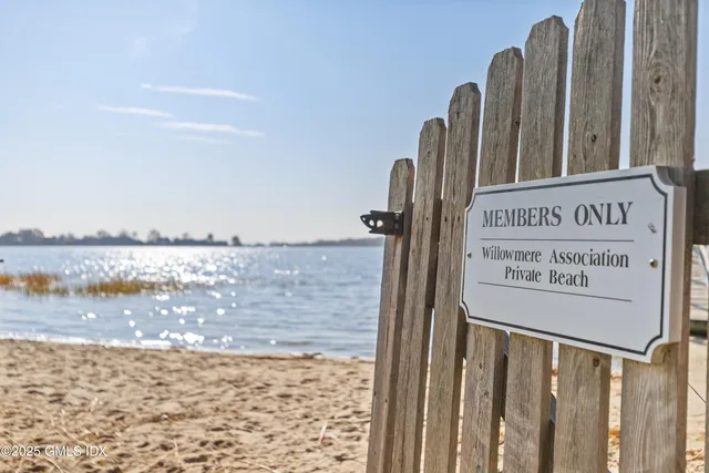 a view of a street with building
