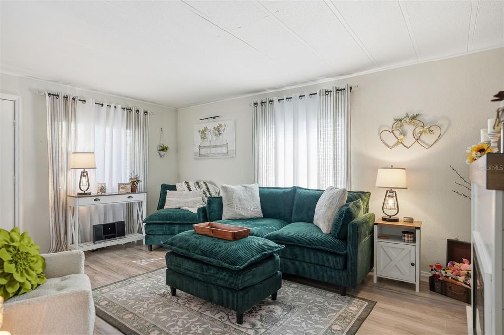 8055 Country Club Drive Brooksville, FL 34613 - Photo 18 of 33 a living room with furniture and a window