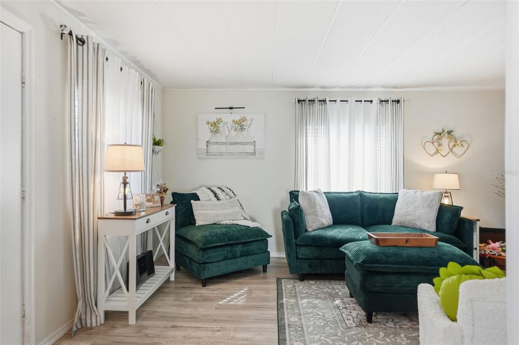 8055 Country Club Drive Brooksville, FL 34613 - Photo 20 of 33 a living room with furniture and a table