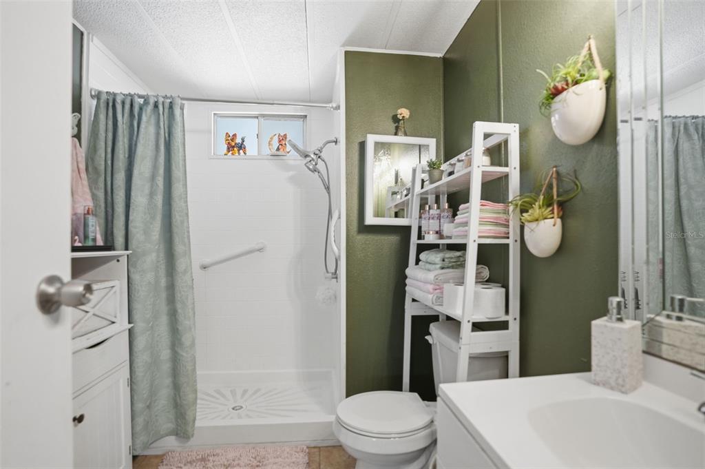8055 Country Club Drive Brooksville, FL 34613 - Photo 25 of 33 a bathroom with a toilet a sink and shower