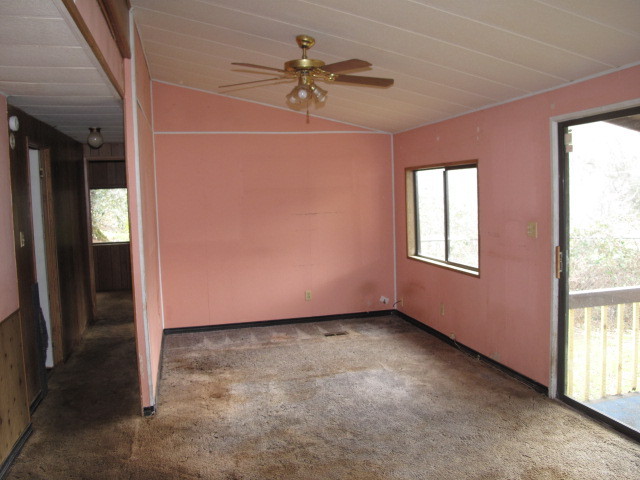 14635 Ravine Road Redding, CA 96003 - Photo 2 of 6 14635 Ravine Rd LIVING ROOM