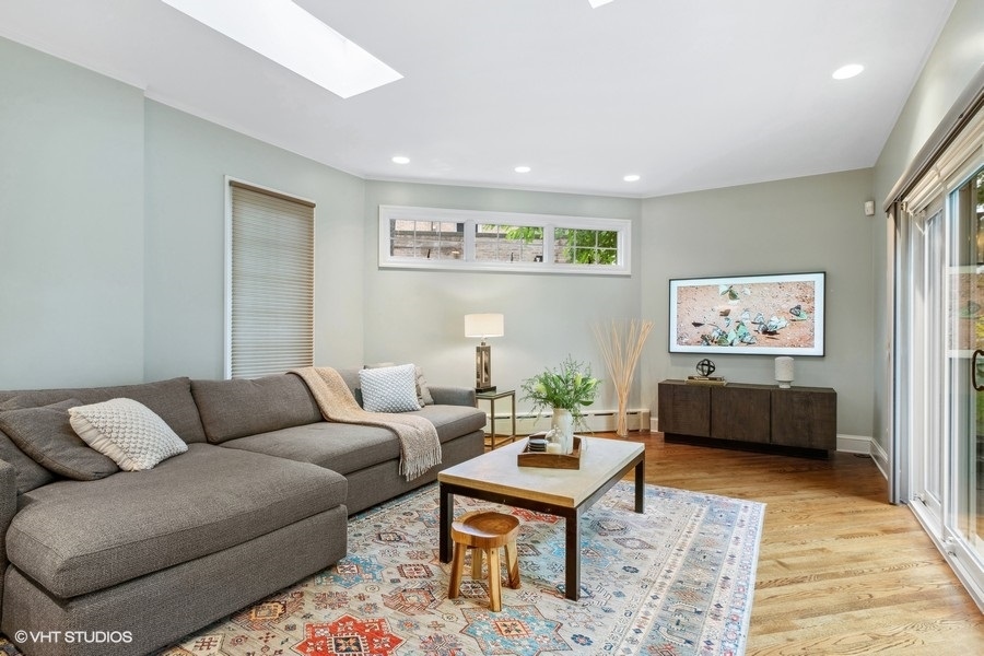 210 Franklin Road Glencoe, IL 60022 - Photo 13 of 33 a living room with furniture and a rug