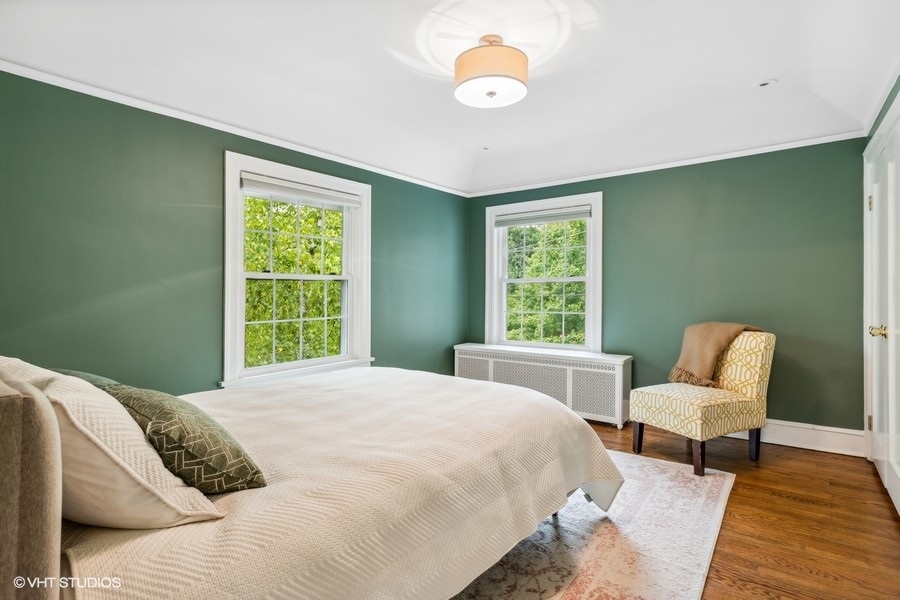 210 Franklin Road Glencoe, IL 60022 - Photo 17 of 33 a bedroom with a bed and a chair