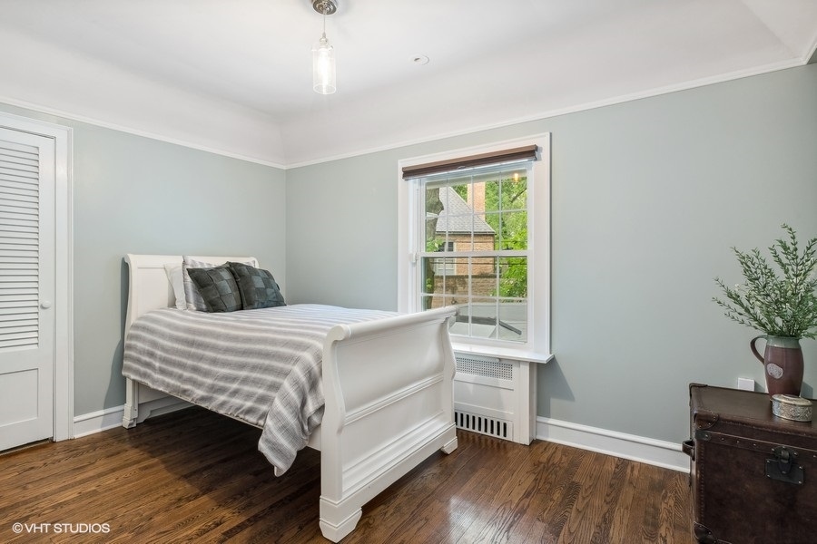 210 Franklin Road Glencoe, IL 60022 - Photo 18 of 33 a bedroom with a bed and window