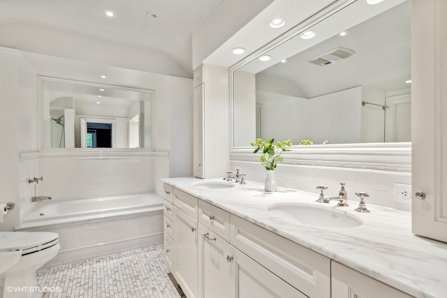 210 Franklin Road Glencoe, IL 60022 - Photo 20 of 33 a bathroom with a tub sink and mirror