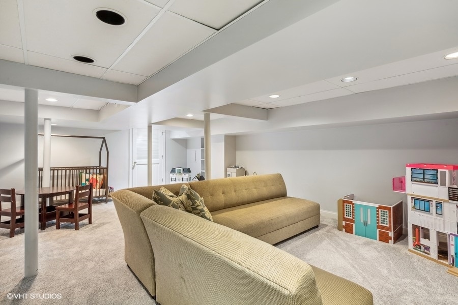 210 Franklin Road Glencoe, IL 60022 - Photo 22 of 33 a living room with furniture and a flat screen tv