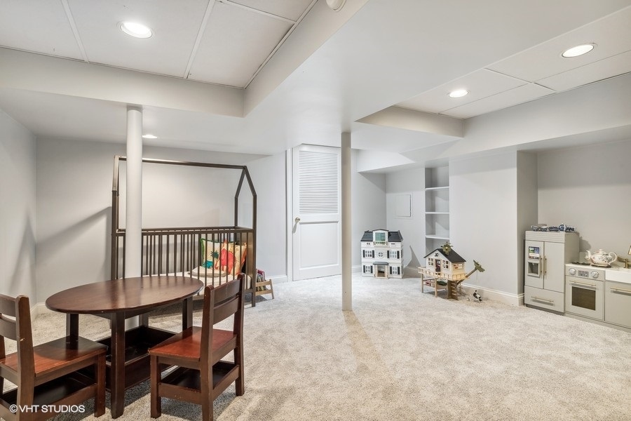 210 Franklin Road Glencoe, IL 60022 - Photo 23 of 33 a view of a livingroom with furniture and a livingroom