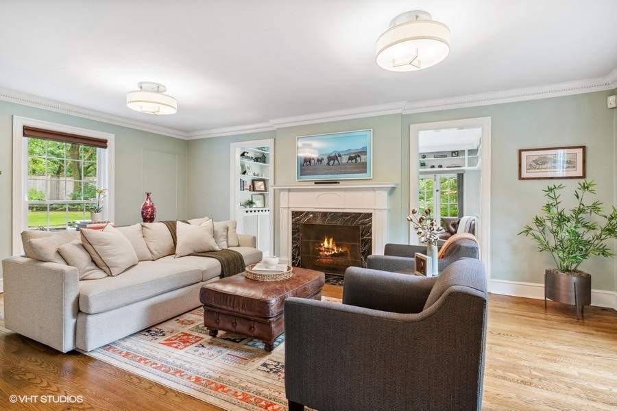 210 Franklin Road Glencoe, IL 60022 - Photo 5 of 33 a living room with furniture and a fireplace