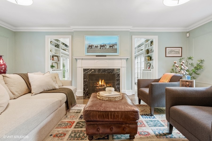 210 Franklin Road Glencoe, IL 60022 - Photo 6 of 33 a living room with furniture and a fireplace