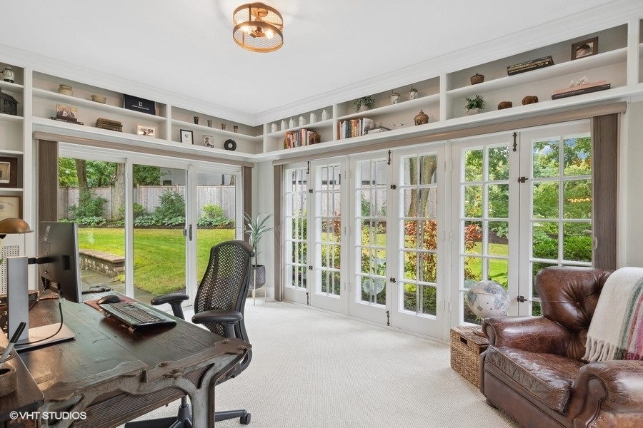 210 Franklin Road Glencoe, IL 60022 - Photo 7 of 33 a living room with furniture and large windows