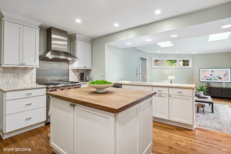 210 Franklin Road Glencoe, IL 60022 - Photo 9 of 33 a kitchen with a stove a sink and a refrigerator