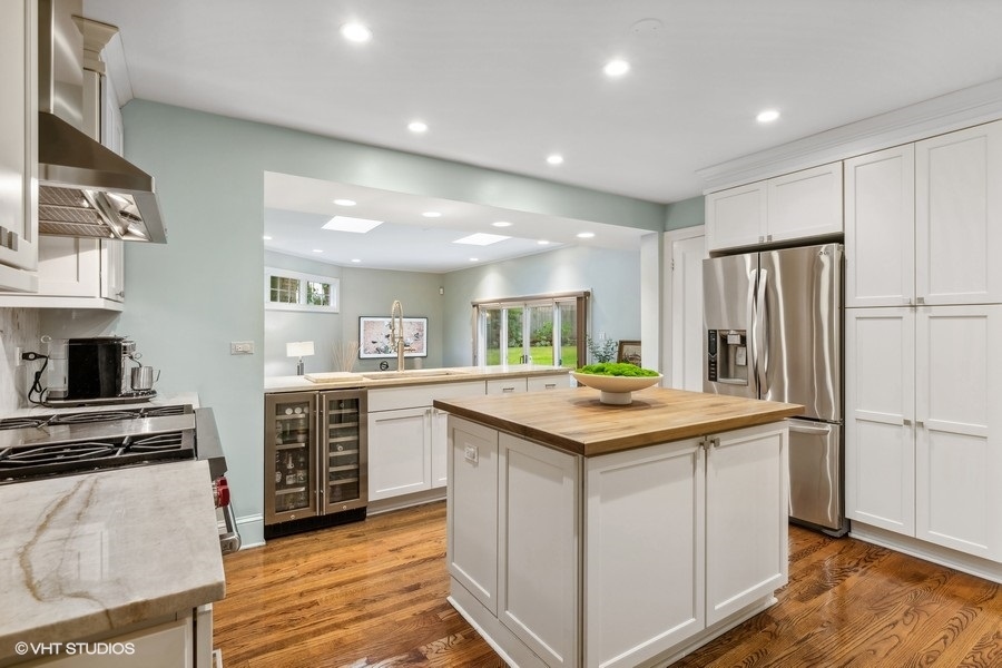 210 Franklin Road Glencoe, IL 60022 - Photo 10 of 33 a kitchen with a stove a refrigerator and a stove