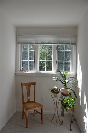 9 Oak Ridge Drive, Unit 5 Maynard, MA 01754 - Photo 13 of 20 a living room with furniture and a potted plant
