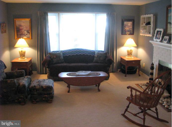 7425 Elgar Street Springfield, VA 22151 - Photo 5 of 28 a living room with furniture and a lamp