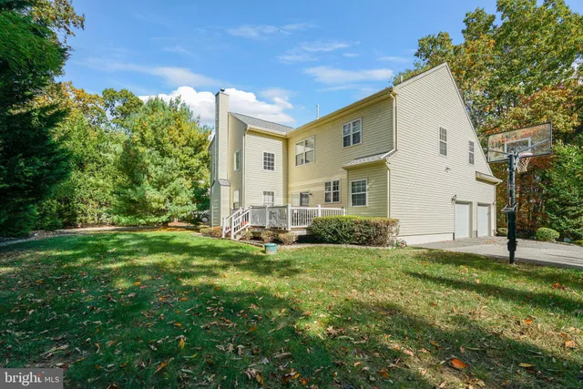 a view of a house with backyard and garden