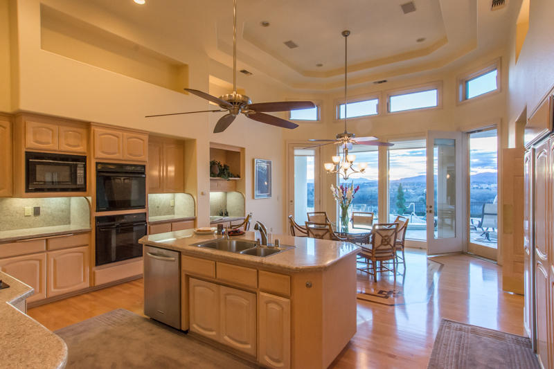 996 River Bend Road Redding, CA 96003 - Photo 16 of 47 Grand Gourmet Kitchen