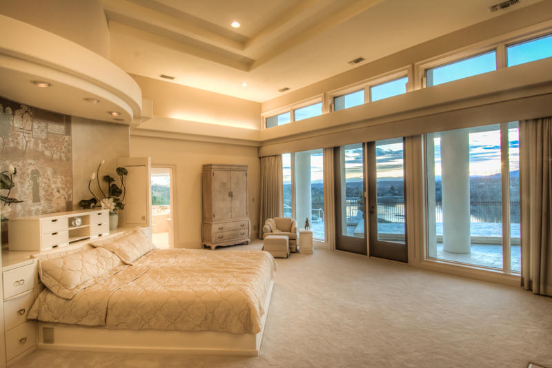 996 River Bend Road Redding, CA 96003 - Photo 27 of 47 Luxurious Master Suite