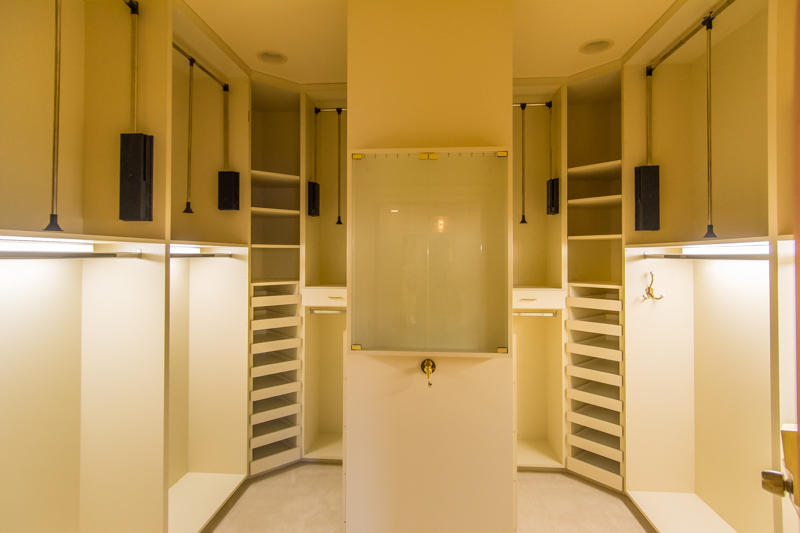 996 River Bend Road Redding, CA 96003 - Photo 31 of 47 Ladies Walk In Closet