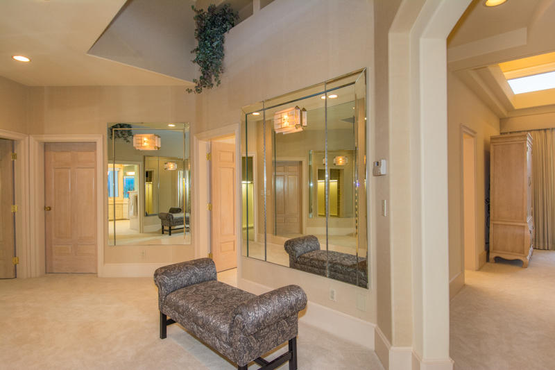996 River Bend Road Redding, CA 96003 - Photo 33 of 47 Dressing Area