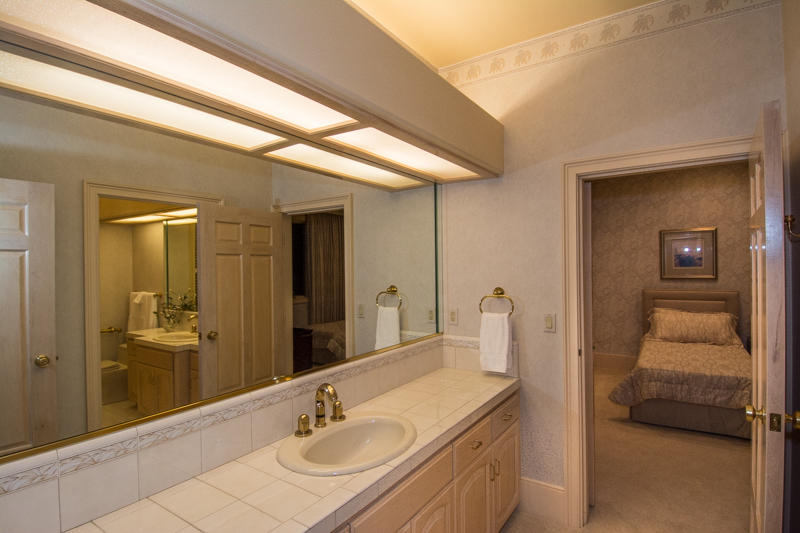 996 River Bend Road Redding, CA 96003 - Photo 39 of 47 Full Bath for 2 Guest Suites