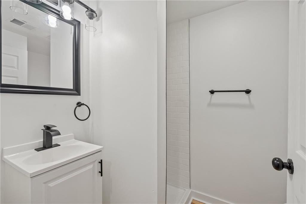 33 Pius Street Pittsburgh, PA 15203 - Photo 15 of 22 Full Bathroom #1
