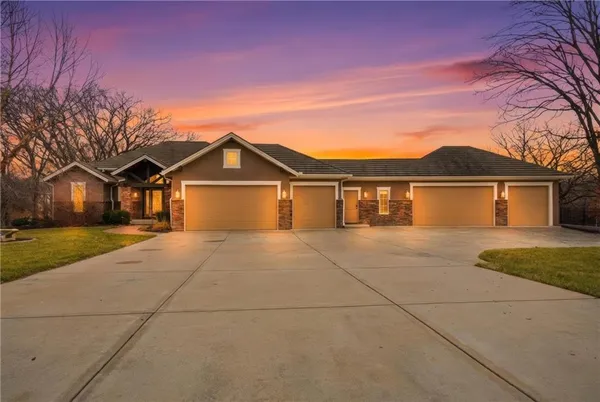 $950,000 | 6205 Northwest Saddle Club Court, Kansas City, MO 64152