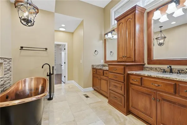 $895,000 | 6205 Northwest Saddle Club Court, Kansas City, MO 64152